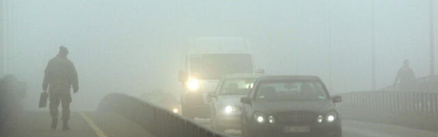 EVO KAKO TREBA VOZITI PO GUSTOJ MAGLI! Opasna pojava na putevima u Srbiji, OVE greške mogu biti KOBNE!