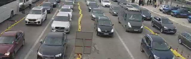 Višesatne kolone na granicama: Automobili stoje u mestu - kolaps je svuda (FOTO)