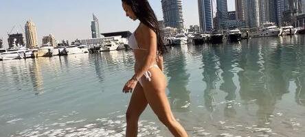 DOK U SRBIJI VEJE SNEG, ONA POZIRA POLUGOLA NA PLAŽI: Pevačica slikama iz Dubaija digla buru na mrežama (FOTO)