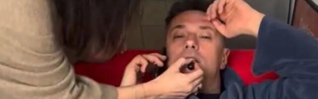 Andrija i Sloboda nasmejali sve! Glumica mu stavila karmin, pa usledio obrt: On menjao boje "Šta je bre ovo?"