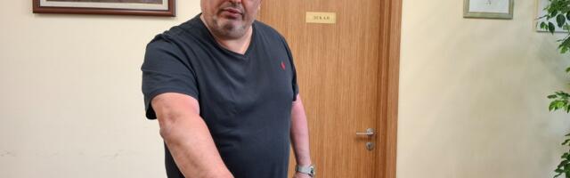 Dekan Patrik Drid na sednicama Senata u Novom Sadu na kojima „nepodobni profesori“ ostaju bez posla nosi naočare za snimanje