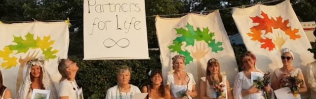 Posle udaje za samog sebe, ovo je novi tend - Više od 70 žena se udalo za drveće