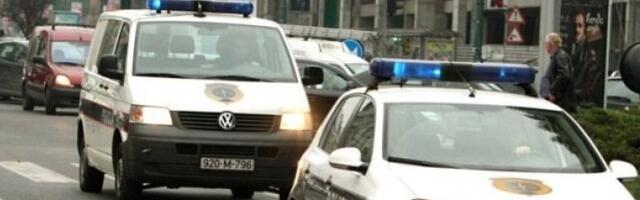 Šokantan snimak iz bašte kafića: Usred bela dana šmrkao drogu