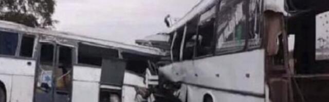 SUDAR AUTOBUSA I KAMIONA, POGINULE 22 OSOBE! Užas na putu, vozaču eksplodirala guma