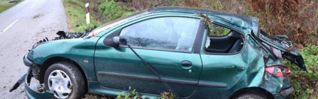 TEŠKA NESREĆA! AUTOMOBIL SE NEKOLIKO PUTA PREVRNUO, A DETE NIJE BILO U DEČIJEM SEDIŠTU! Žena izgubila kontrolu nad vozilom kod Gornjeg Mihaljevca