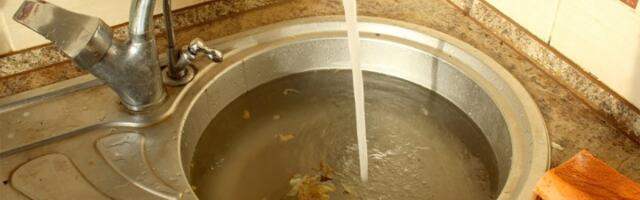 Genijalan trik ZA OTPUŠAVANJE SUDOPERE sa jednim jajetom koji vam nijedan vodoinstalater NEĆE OTKRITI (VIDEO)