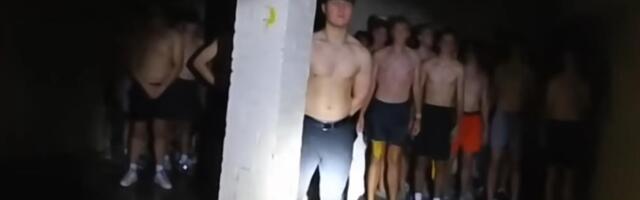 ZASTRAŠUJUĆ PRIZOR: Policija upala u MRAČNI podrum zbog dojave o požaru, tamo zatekli 56 mladića golih do pojasa, usledila je JEZIVA SCENA (VIDEO)