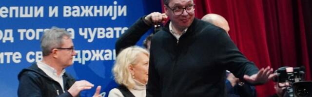 Sa njom je Vučić tražio da se fotografiše: Pozvao damu da dođe kod njega na binu, evo zašto (FOTO)
