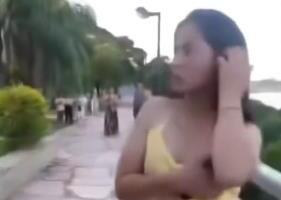 Dve sestre uhvatile suprugu svog brata s ljubavnikom: Napravile skandal usred parka, snaja završila s pocepanom haljinom (VIDEO)