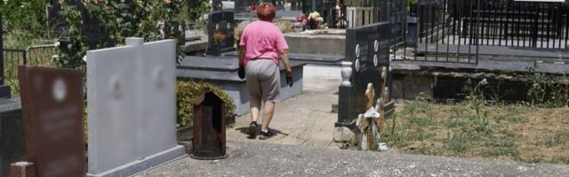 Jezivo! Mrtvoj ženi otkinuli ruku da bi ukrali prsten: Meštani i dalje u šoku nakon bizarnog pljačkanja grobova na Mokroluškom groblju (FOTO/VIDEO)