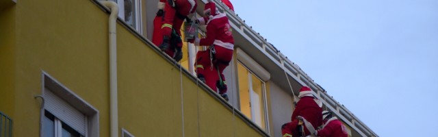 IDEA Deda Mrazovi preko krovova stigli do mališana u Tiršovoj