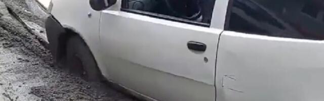 Uleteo u sveže asfaltiranu ulicu, pa se zaglavio (VIDEO)