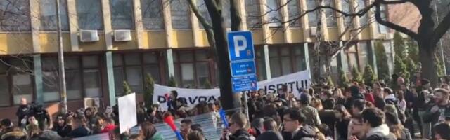 Studenti ispred suda zbog Vesića: On se brani sa slobode, a čovek koji je hteo da pomogne...
