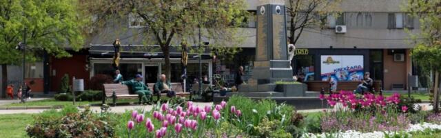 PROLEĆNO UREĐENjE PARKOVA U SMEDEREVU: Radnici Zelenila okopavaju i obogaćuju cvetne leje u gradu