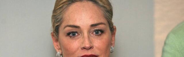 Šeron Stoun u spavaćoj sobi sa GOLIM MUŠKARCEM: Fotografije izazvale haos na mrežama (FOTO)