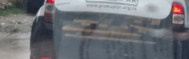 NESTVARNO Vozilo Gradske uprave prevozi slavske stolove i klupe