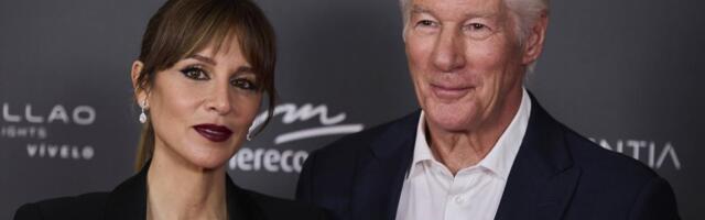 Ne može da skloni ruke sa nje: Poznati par razmenjivao nežnosti na crvenom tepihu