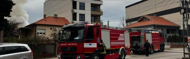 Izbio požar u Studeničkoj u Nišu, goreli pomoćni objekti