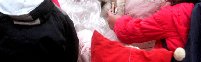 Političar našao vremena da umiri mališane