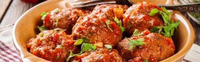 Ćufte na vodi u paradajz sosu: Toliko su ukusne da niko neće ni primetiti da nema mesa