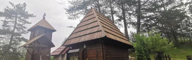 NIJE ZLATIBOR SAMO BETON I GUŽVA: Ušuškana u borovoj šumi, crkva brvnara u Jablanici vekovima čuva svoju netaknutu lepotu (FOTO)