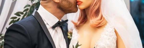 Bodibilder oženio seks lutku !!!