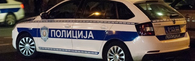 Udes kod Zemuna, vozilo završilo u kanalu