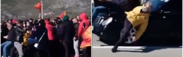 INCIDENTI U CRNOJ GORI! Komite vređale i gađale jajima policiju, bacali dimne bombe, pokušali da blokiraju vladino vozilo i prozivali Abazovića!/VIDEO/