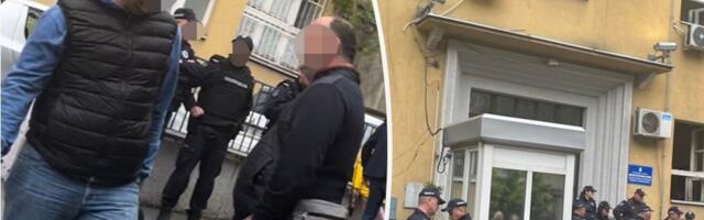 JAUCI OVOG OCA PROLAMAJU SE VRAČAROM: Dojurio ispred policijske stanice, a ono što je tamo čuo ga je potpuno PORAZILO (FOTO)