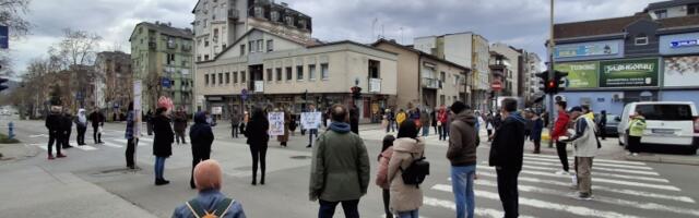 Kragujevčani kod  Uzora  šesnaestominutnom tišinom odali poštu nastradalima u Novom Sadu i Severnoj Makedoniji (FOTO)