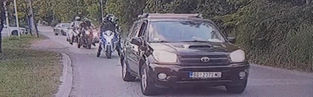 Blokaderi kreću u koloni ka Kosjeriću da prave nerede: Motoristi i "veterani" krenuli iz Beograda (FOTO)