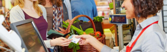 ŠOK U PARAĆINU! Zbog onoga što joj je muškarac uradio kasirka je prvo počela da plače, pa je MORALA DA JE ZAMENI KOLEGINICA