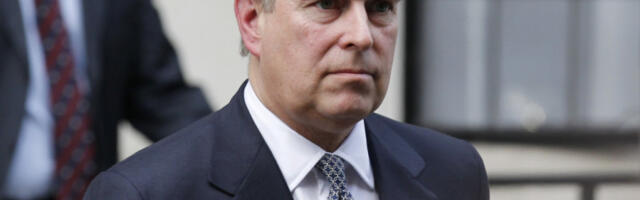 PRVE SLIKE I SNIMCI HAPŠENJA BIVŠEG PRINCA ENDRUA! Policija OPKOLILA luksuzno imanje, OPSADNO STANJE u Velikoj Britaniji!