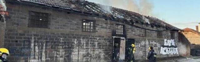 Bukti požar u Kragujevcu! Plamen guta sve pred sobom, na terenu 12 vatrogasaca se bori sa vatrenom stihijom!