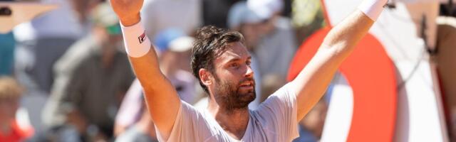 SENZACIJA U AUSTRIJI: Alis šokirao branioca titule i stigao do trofeja karijere