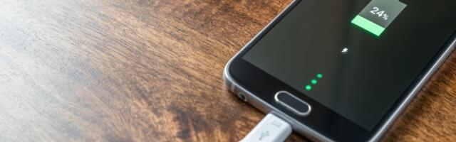 Zašto treba skinuti maskicu pre punjenja telefona?