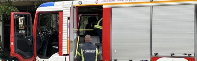 Vatrogasci isekli vozilo i spasili muškarca iz prevrnutog autobila