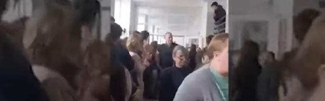 Profesori Pete gimnazije napustili Nastavničko veće dok je nova v.d. direktorka čitala svoju biografiju, đaci ih pozdravili aplauzom (VIDEO)