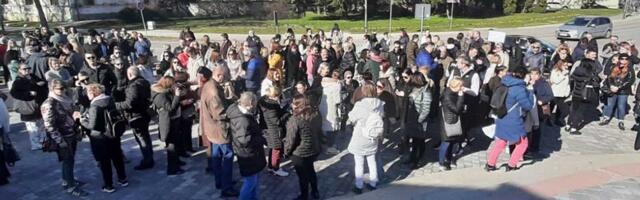 Prosvetni radnici iz Zrenjanina i danas se okupili ispred Školske uprave
