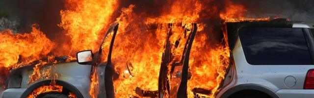 DRAMA U NOVOM SADU! Vatrena stihija progutala automobil! (VIDEO)