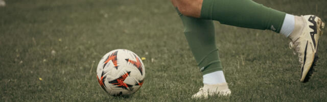 DRAMA NA AUTOPUTU: Fudbaleri spašavali putnike iz zapaljenog vozila! (VIDEO)