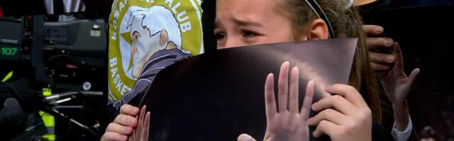 Devojčica koju je Željko svaki put poljubio pred utakmicu u suzama drži njegovu sliku