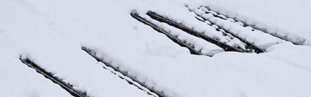 Путници без хране и информација заробљени у возу у Книну