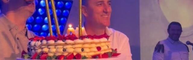 Sergej napravio gala slavlje za 50. rođendan: Ogromna torta sa vatrometom, a ovaj kolega mu je pevao pesmu