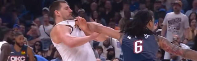 Jokića “tuku” pod košem: “Smešno je. Zaista je smešno” (VIDEO)