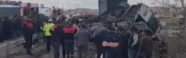 Uznemirujuće! Krvavi udes na putu za Istanbul: Vozač izgubio kontrolu i udario u stub, četiri osobe na mestu mrtve (VIDEO)