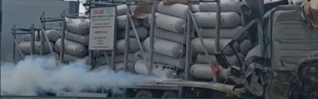 VIDEO: Sudar dva kamiona na auto-putu kod Stare Pazove, curi gas iz kanistera