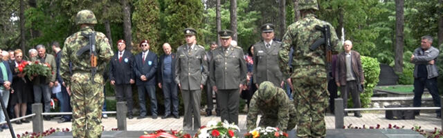 Polaganjem venaca na partizanskom groblju obeležen 9. maj (VIDEO)