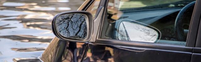 Pomoć u pravi čas: Srbi izvukli auto iz mora