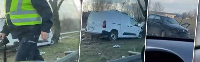 Snimak stravičnog udesa kod Zemun Polja! Automobili uništeni, kombi sleteo sa puta